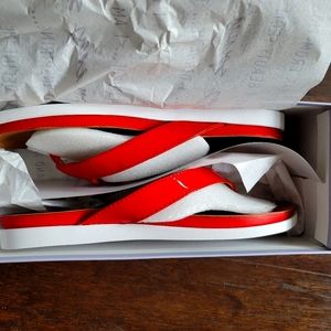 Womens NEW IN BOX Easy Spirit Red Patent Leather flip flops, size 9